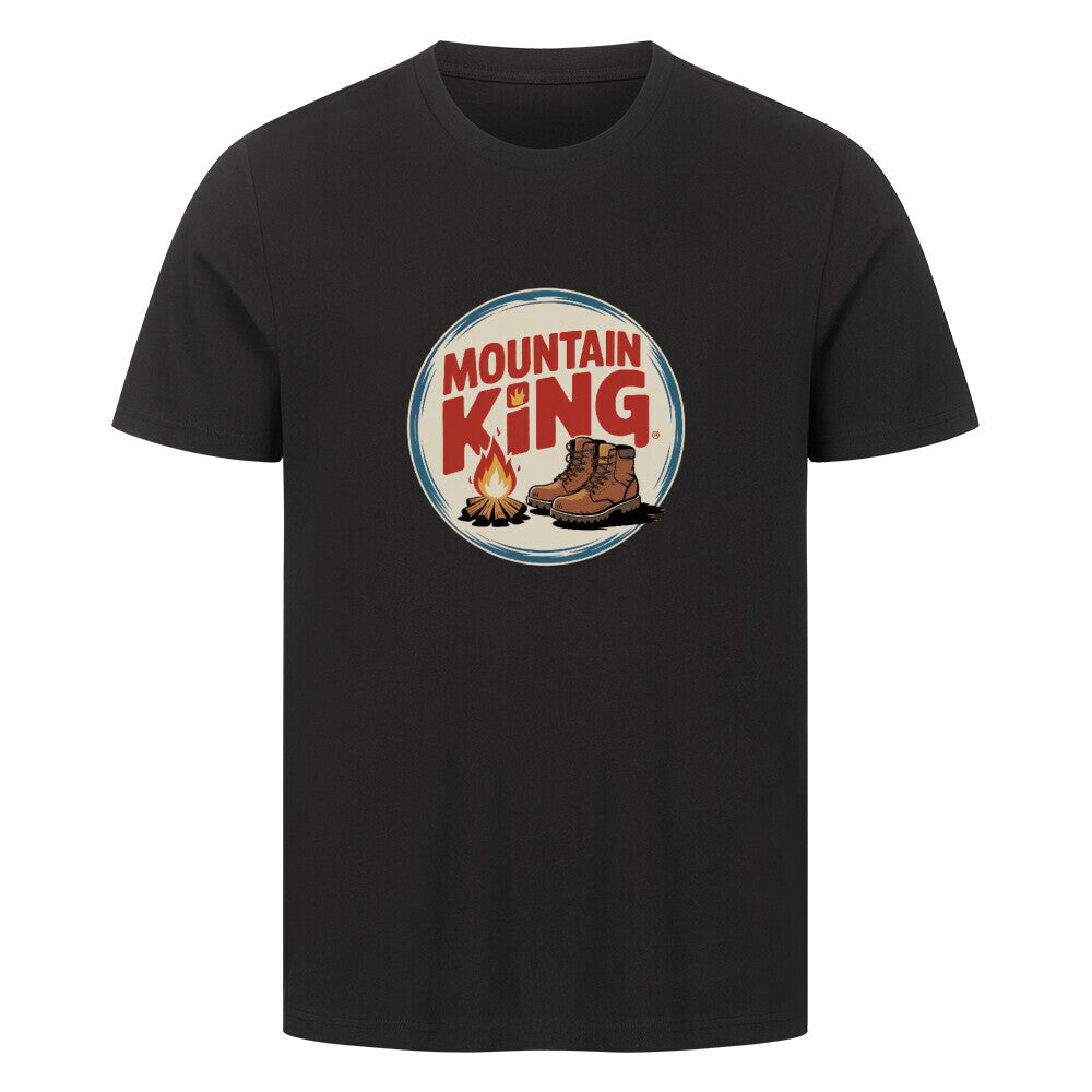 Schwarzes T-Shirt mit Aufdruck „Mountain King“, Wanderstiefeln und Lagerfeuer – ideales Outdoor-Shirt für Wanderer und Camping-Fans.