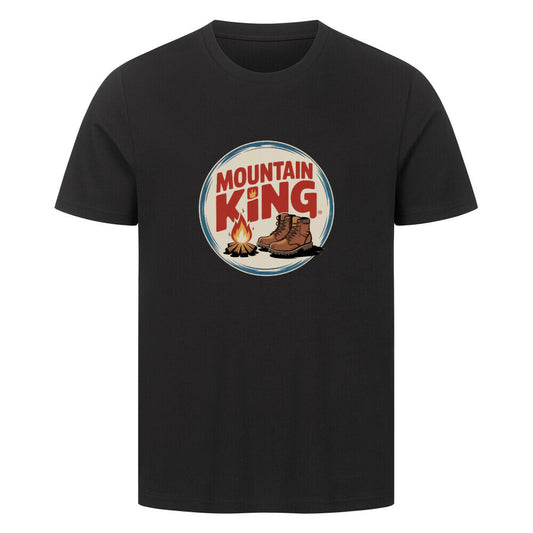 Schwarzes T-Shirt mit Aufdruck „Mountain King“, Wanderstiefeln und Lagerfeuer – ideales Outdoor-Shirt für Wanderer und Camping-Fans.
