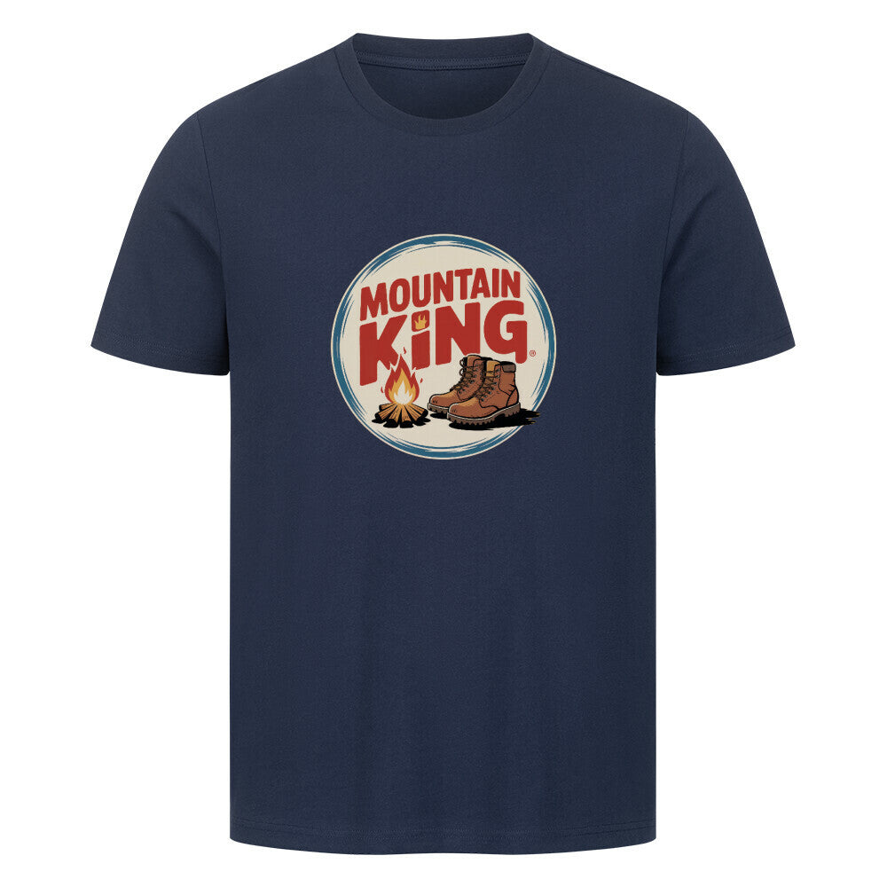 Dunkelblaues T-Shirt mit Aufdruck „Mountain King“, Wanderstiefeln und Lagerfeuer – ideales Outdoor-Shirt für Wanderer und Camping-Fans.