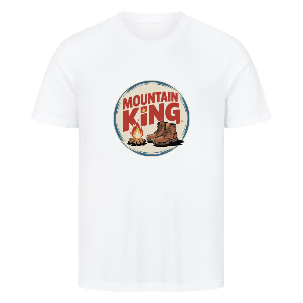 Weißes T-Shirt mit Aufdruck „Mountain King“, Wanderstiefeln und Lagerfeuer – ideales Outdoor-Shirt für Wanderer und Camping-Fans.